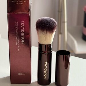 NEW Hourglass Retractable Foundation Brush